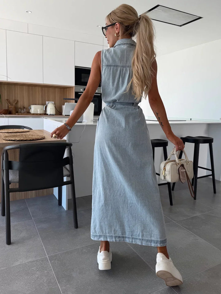 DANIËLA – BEQUEMES ÄRMELLOSES DENIMKLEID