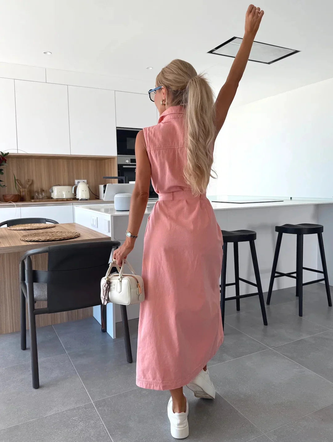 DANIËLA – BEQUEMES ÄRMELLOSES DENIMKLEID